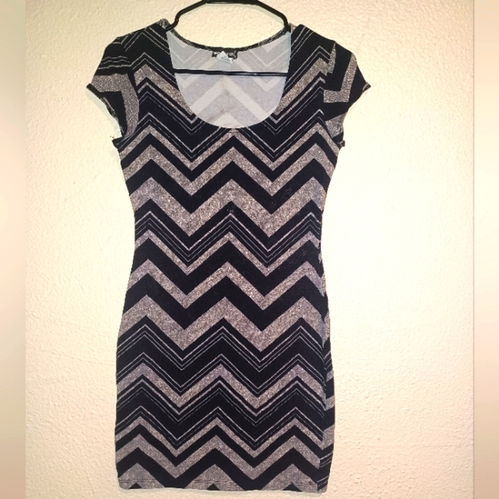 Wet Seal Chevron Bodycon Dress, Black Gray Fitted Mini Dress, Women’s Medium